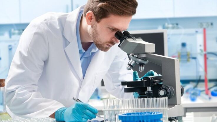 diagnóstico de parasitas humanos sob um microscópio