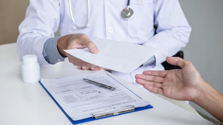 médico prescreve tratamento para parasitas